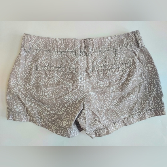 Ladies 0 Old Navy Khaki Tan & WHite Floral Print 4 Pocket Chino Shorts 3" Inseam - Picture 4 of 6